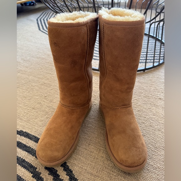 UGG Classic Tall Boot in Chestnut. Preloved. Size 7. Very Good Condition. - Picture 4 of 11